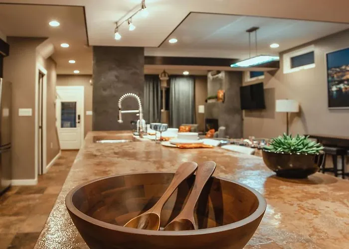 Pet-friendly Southside Getaway - Sleeps 12 Apartamento *