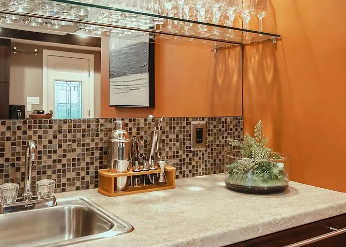 Pet-friendly Southside Getaway - Sleeps 12 *