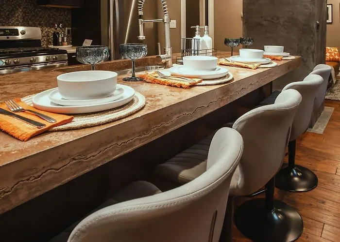 Pet-friendly Southside Getaway - Sleeps 12 *