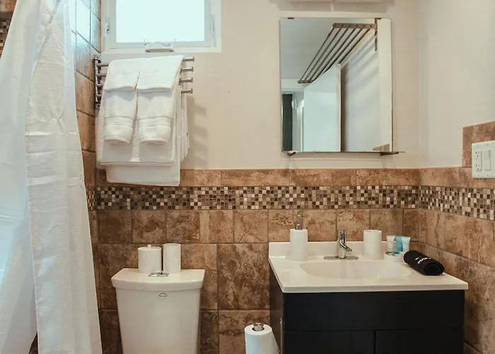 Pet-friendly Southside Getaway - Sleeps 12 *