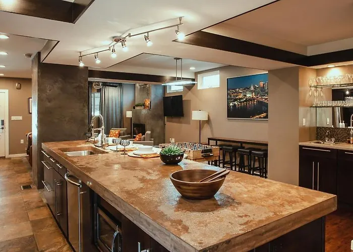 Pet-friendly Southside Getaway - Sleeps 12 Apartamento