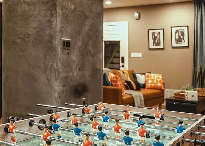 Pet-friendly Southside Getaway - Sleeps 12 *