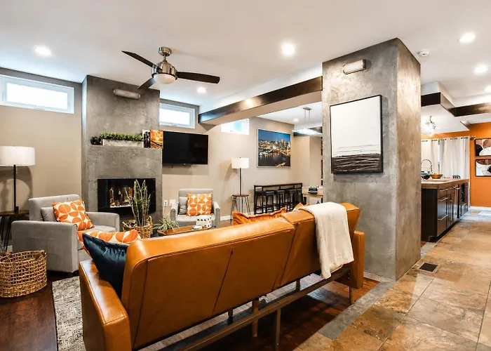 Pet-friendly Southside Getaway - Sleeps 12 *