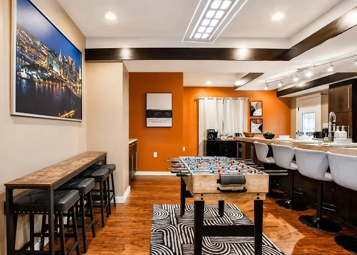 Pet-friendly Southside Getaway - Sleeps 12 *