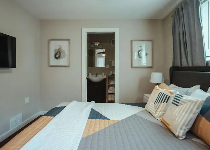 Pet-friendly Southside Getaway - Sleeps 12 *