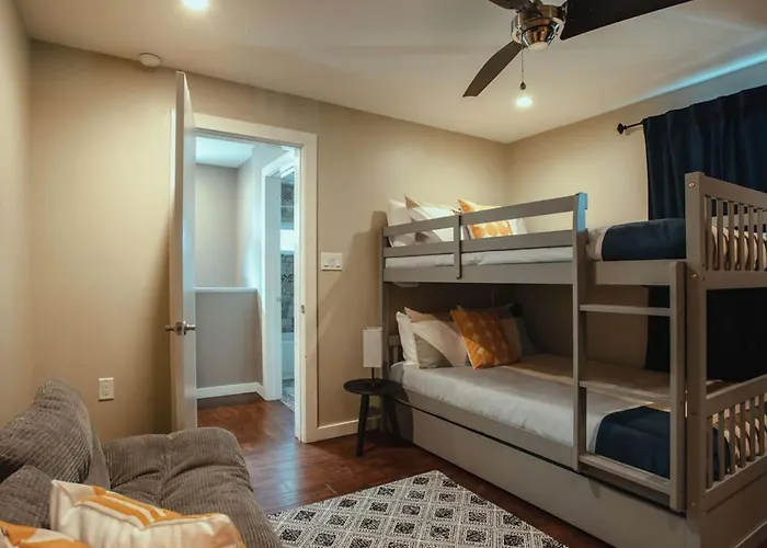Pet-friendly Southside Getaway - Sleeps 12 Apartamento *